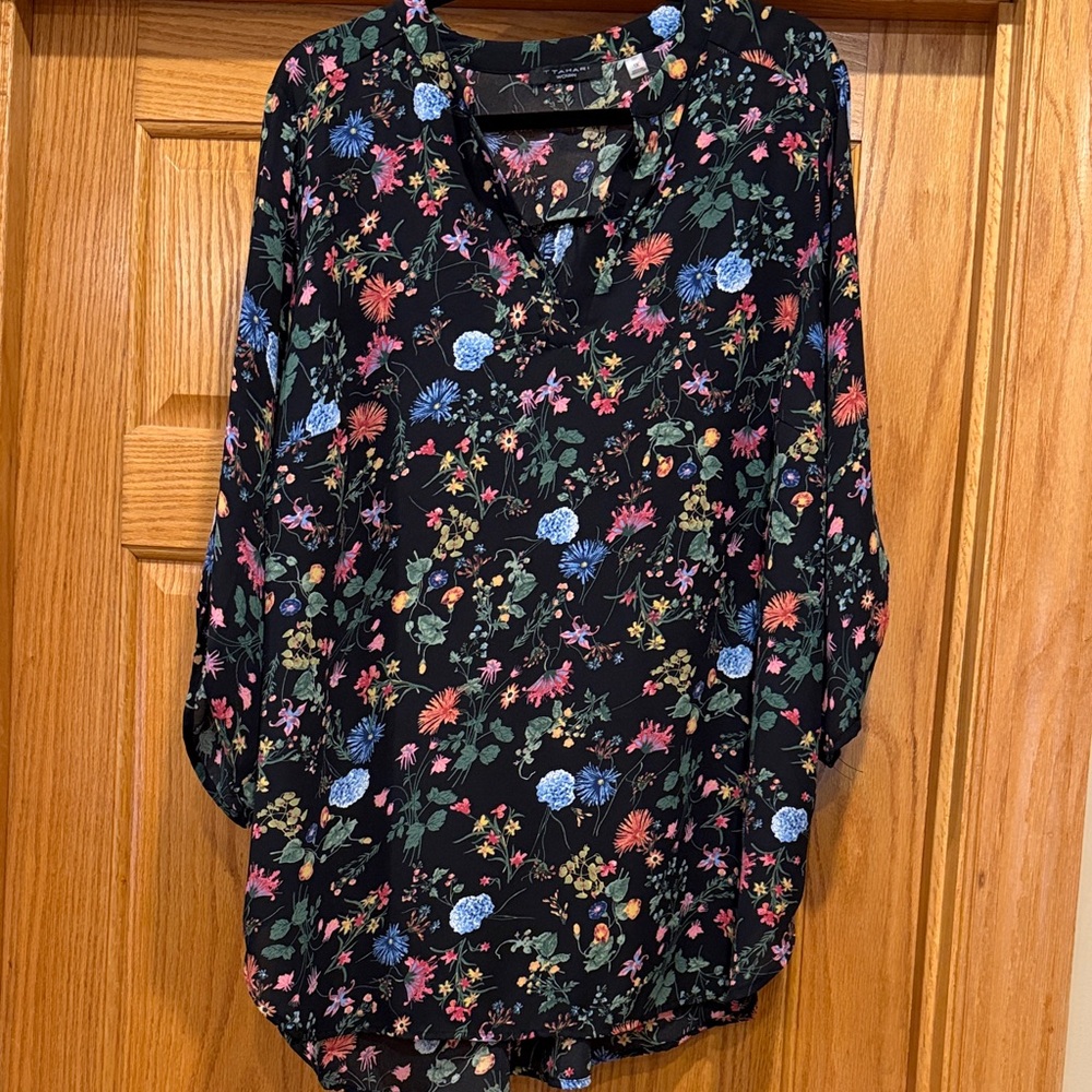 Tahari Woman 1X top